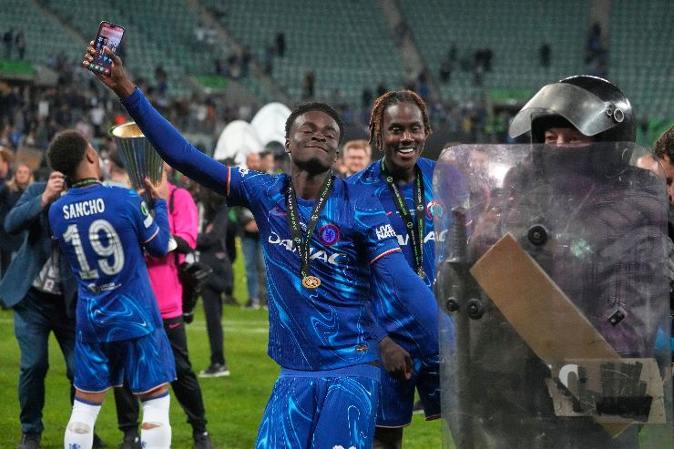 Tyrique Geroge mentre festeggia la vittoria nel mondiale per club, dietro di lui c'è proprio Sancho