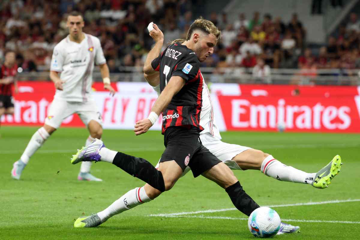 L'attaccante del Milan Gimenez mentre cerca il gol