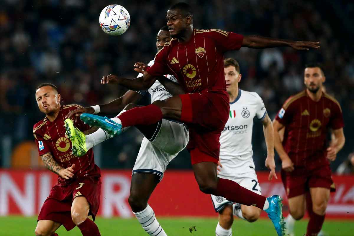 Evan Ndicka mentre cerca di intercettare un pallone nella gara con l'Inter