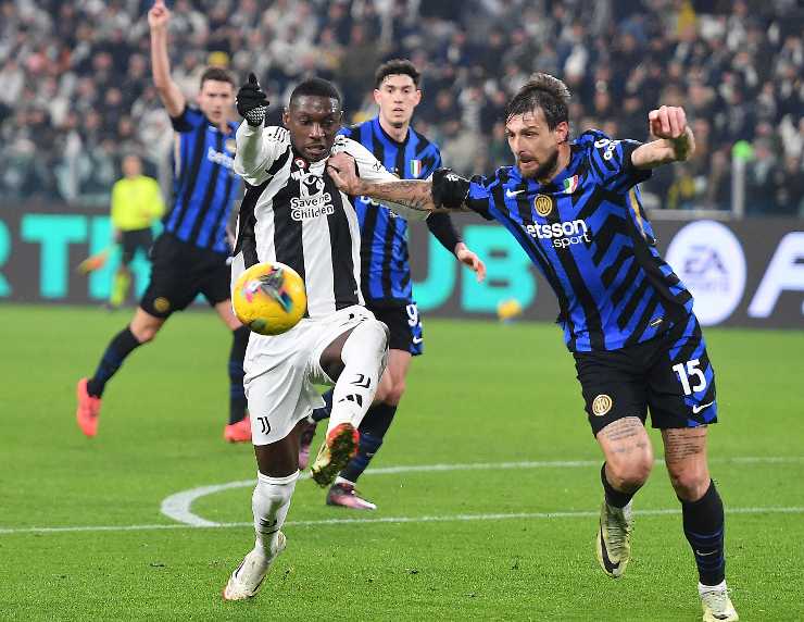 Kolo Muani mentre cerca di saltare Acerbi nella gara contro l'Inter
