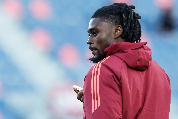 Manu Koné prima di cominciare la gara di campionato tra la Roma e il Bologna