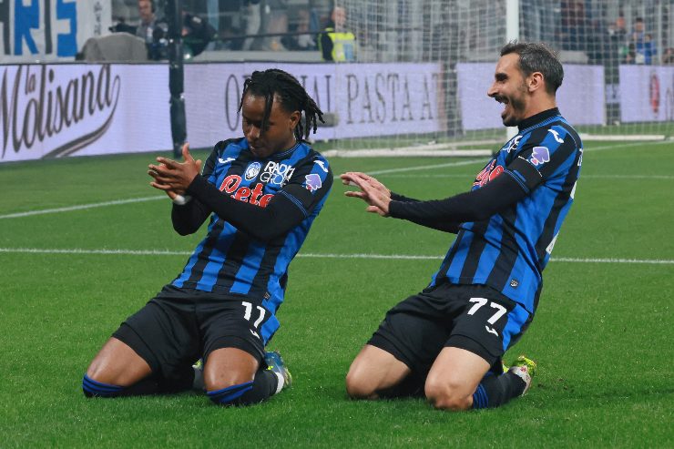 Ademola Lookman con Spinazzola mentre festeggiano un gol all'Inter