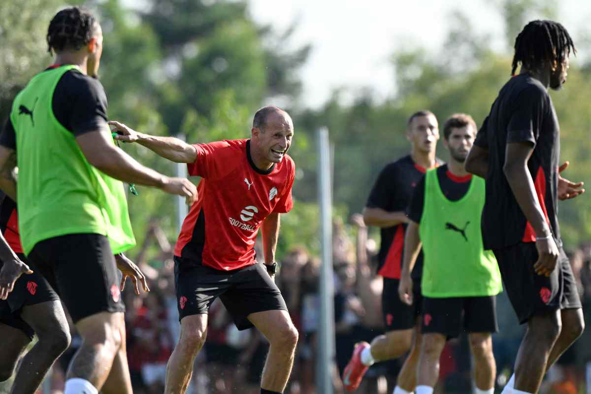 Massimiliano Allegri che guida il Milan in allenamento