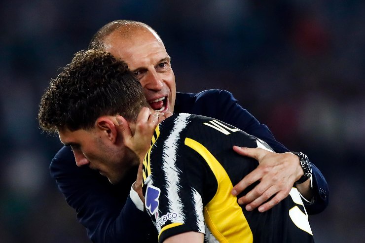 Max Allegri mentre abbraccia Dusan Vlahovic