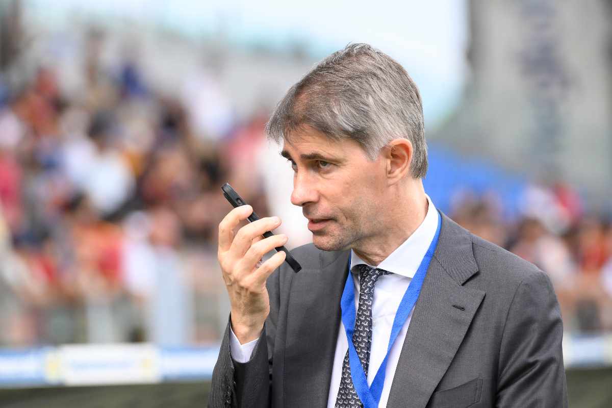 Ricky Massara diesse della Roma mentre fa una trattativa