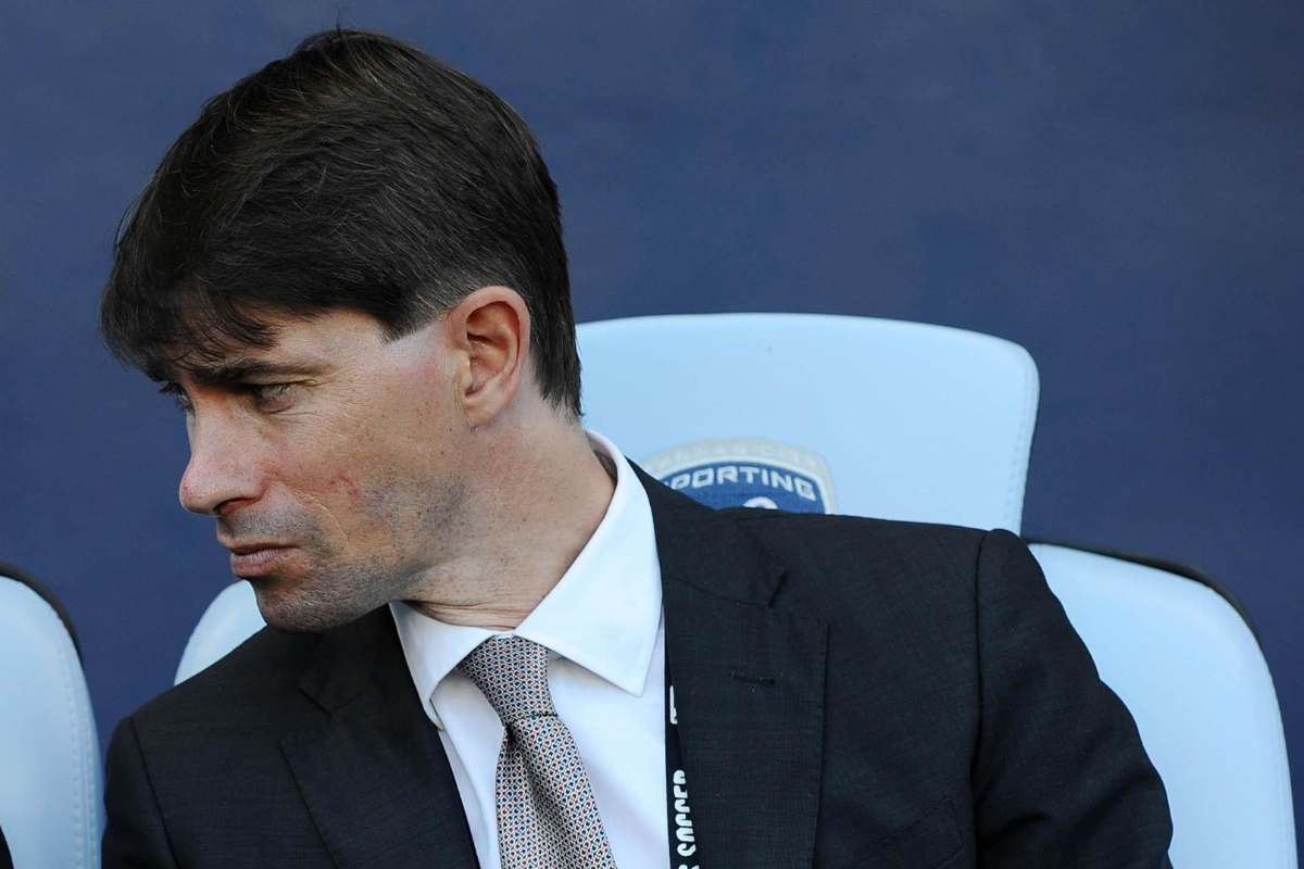 Il diesse Massara mentre cerca di lavorare al mercato