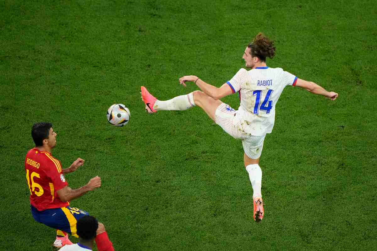 Adrien Rabiot mentre gioca con la sua nazionale contro la Spagna
