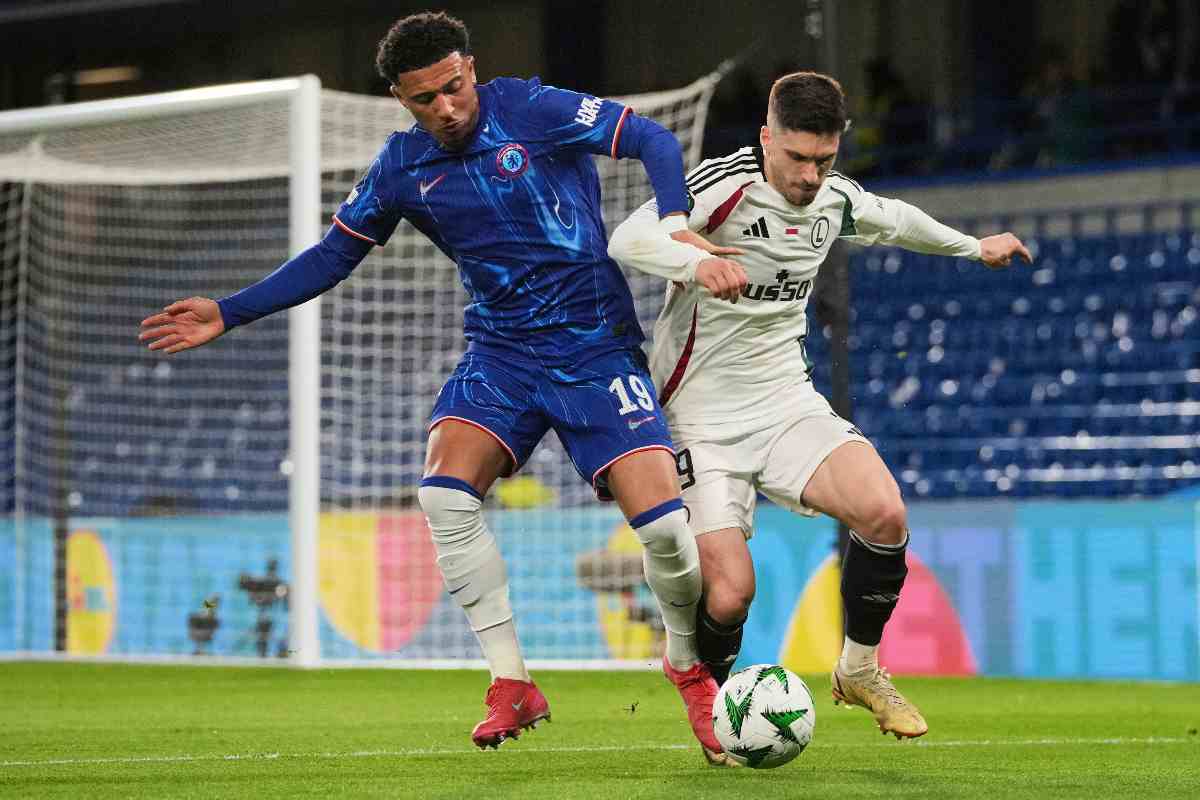 Sancho mentre cerca di superare in dribbling l'avversario