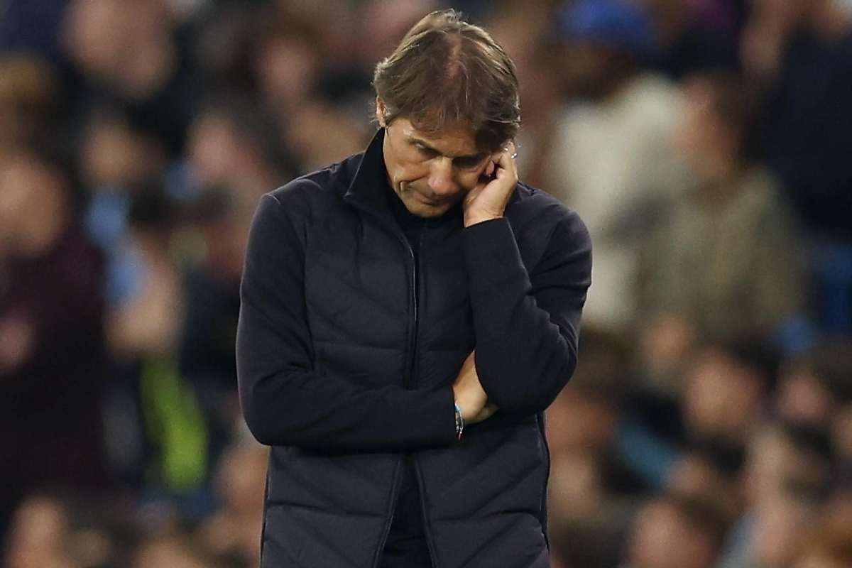 Antonio Conte pensieroso e preoccupato
