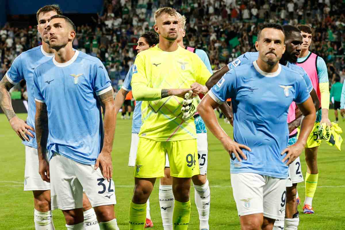 I calciatori della Lazio delusi a fine gara al Mapei Stadium