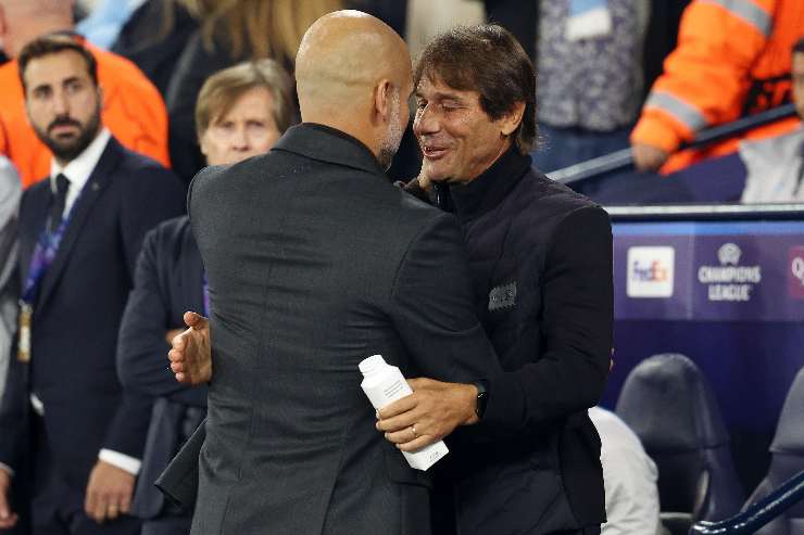 Pep Guardiola e Antonio Conte si abbracciano