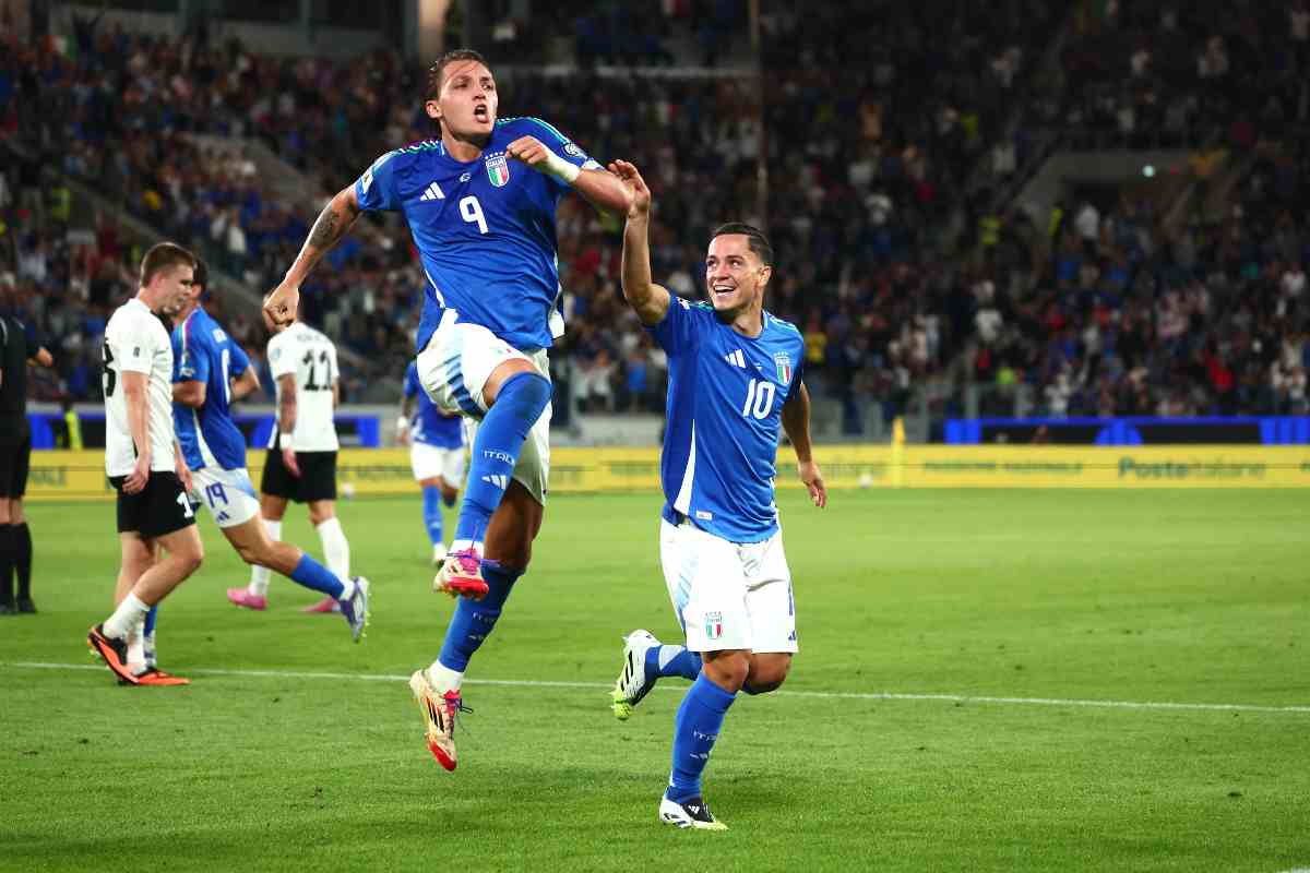 Retegui e Raspadori esultano dopo un gol