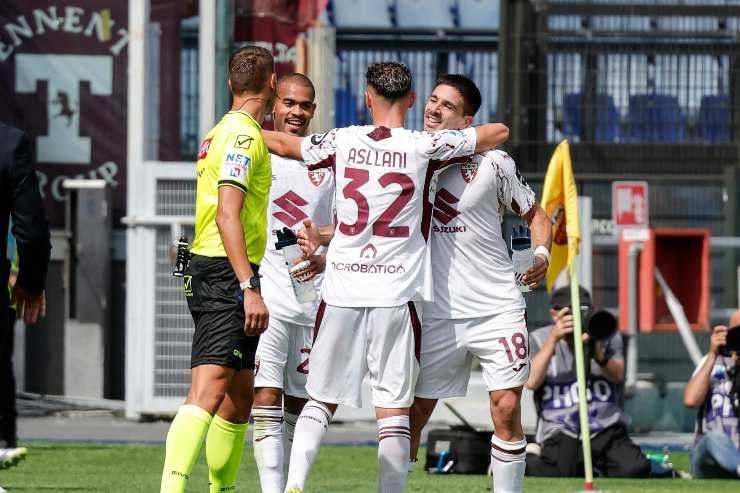 L'esultanza dei calciatori del Torino dopo il gol di Simeone