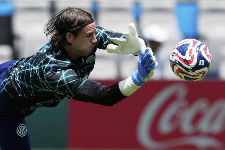 Yann Sommer in azione durante un allenamento pre gara