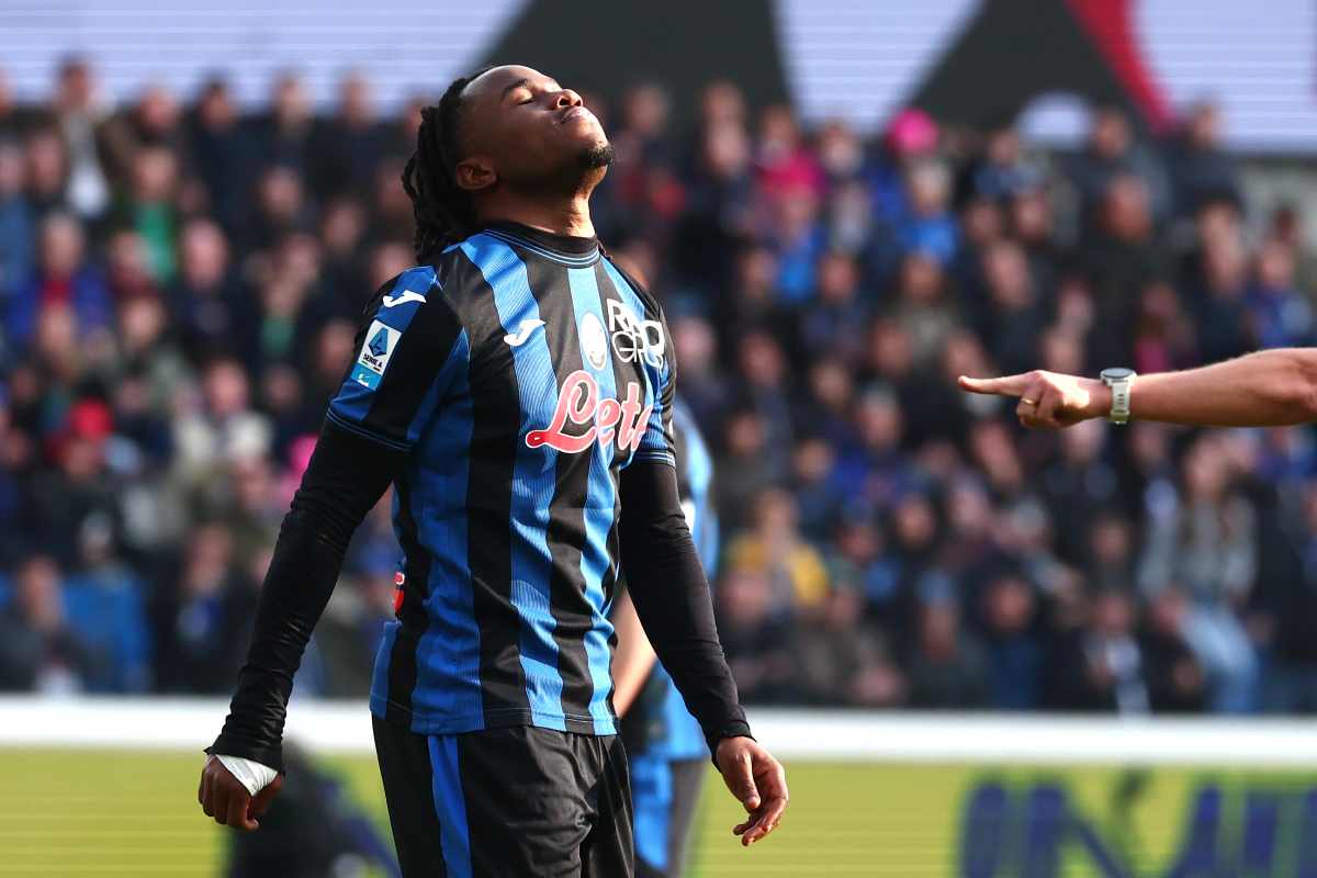 Ademola Lookman mentre si dispera per un gol mancato