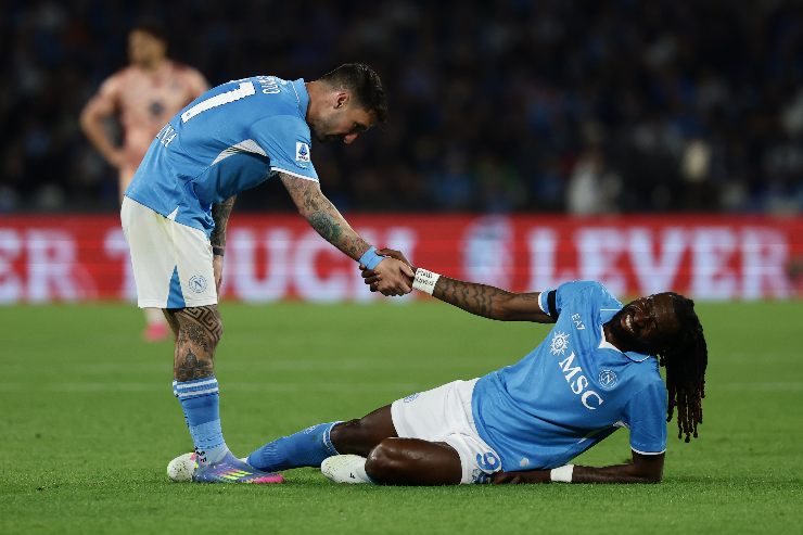 Anguissa e Politano mentre si danno una mano l'uno con l'altro