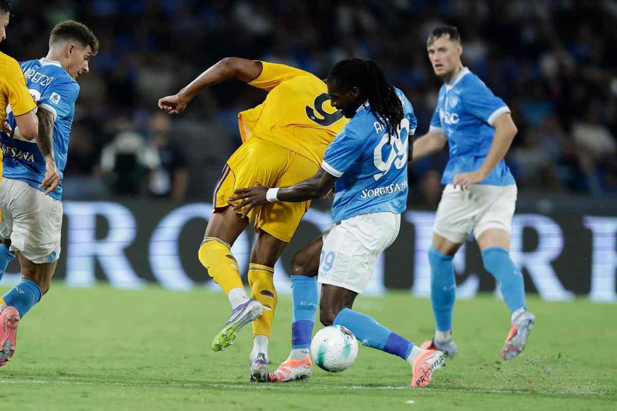 Anguissa mentre va a contrasto durante la gara col Pisa