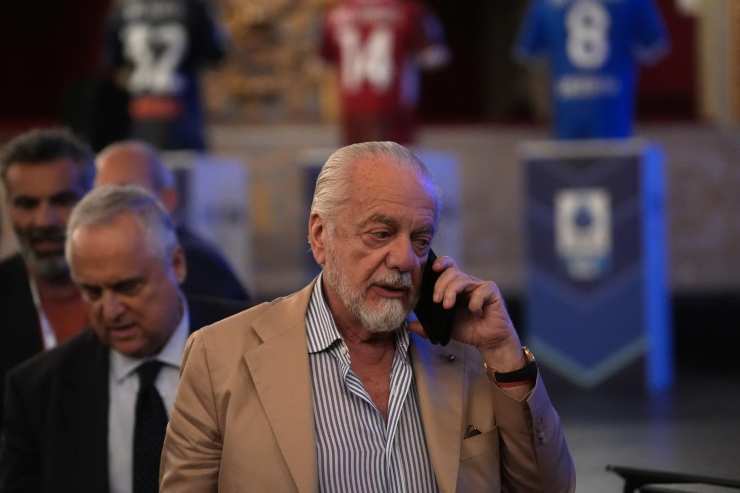 De Laurentiis al telefono