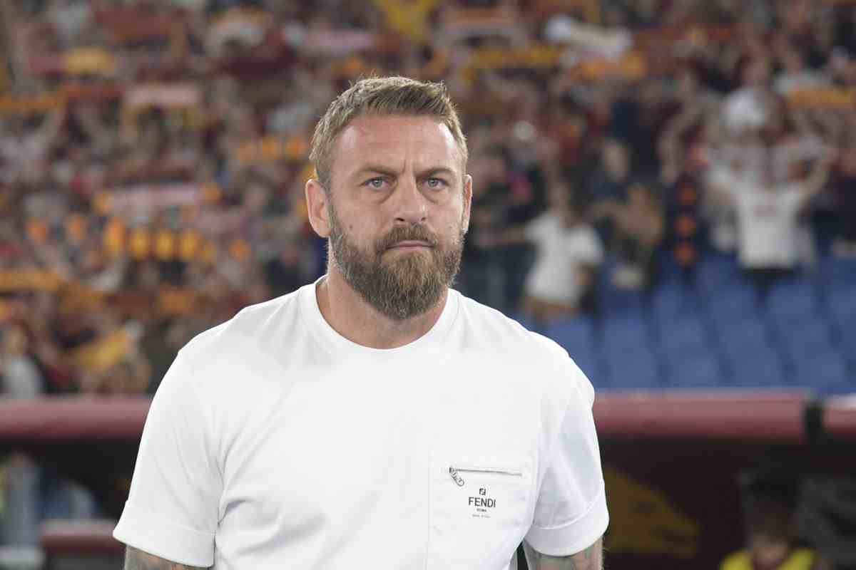 De Rossi davanti la panchina