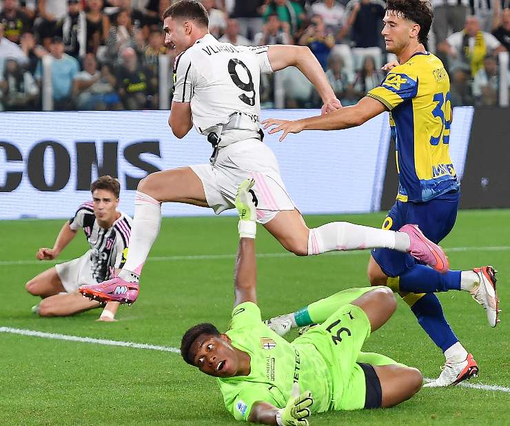 Dusan Vlahovic mentre realizza la rete all'Empoli