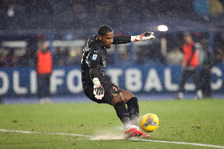 Il portiere del Milan Maignan durante la gara con l'Empoli in campionato