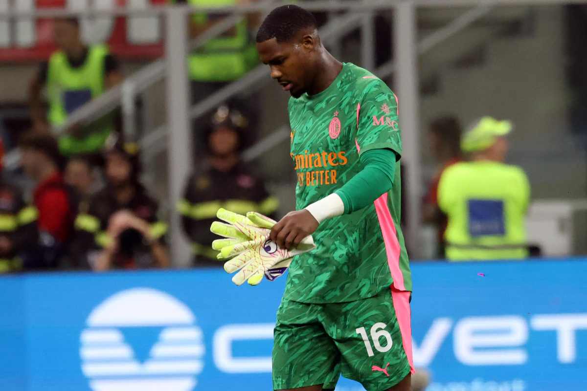 Il portiere del Milan Maignan alla fine della gara col Bologna