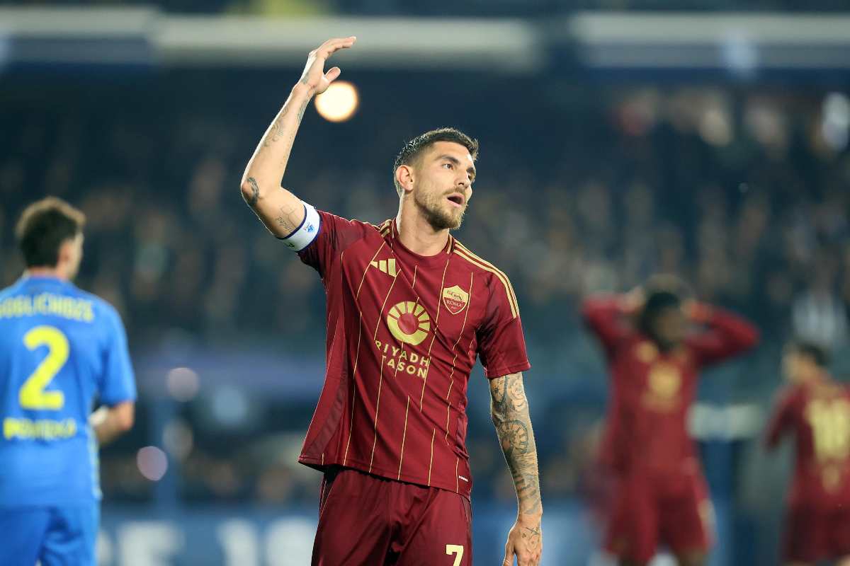 Lorenzo Pellegrini mentre contesta una decisione dell'arbitro