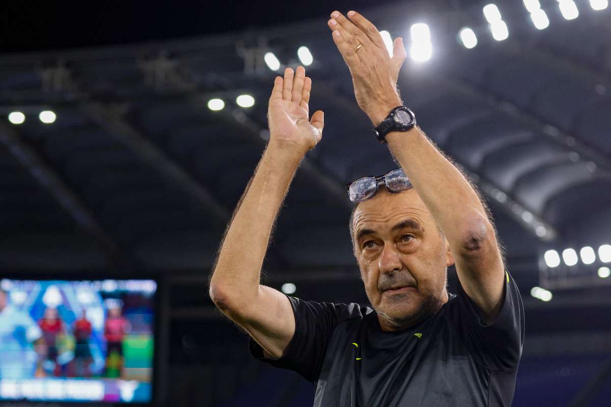 Maurizio Sarri mentre saluta i tifosi prima di una gara di campionato