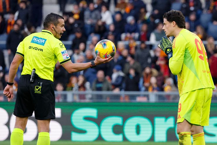 Mile Svilar mentre discute con l'Arbitro