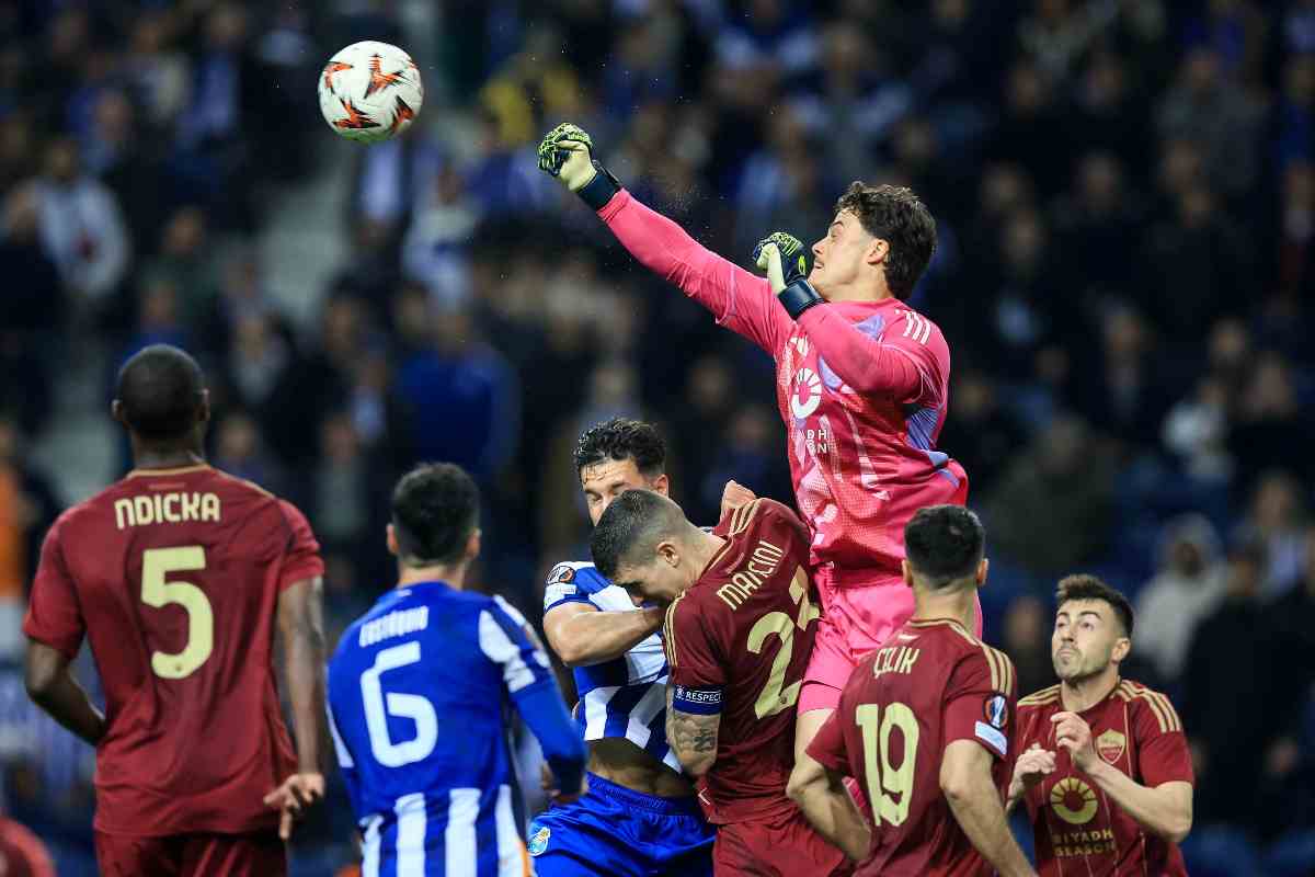 Mile Svilar durante una gara di coppa europea