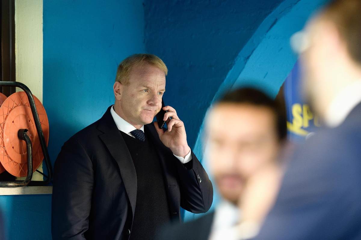 Igli Tare mentre cerca di fare affari al telefono