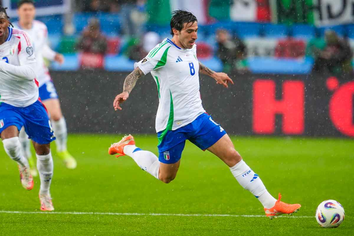 Sandro Tonali mentre gioca la maglia dell'Italia contro Israele