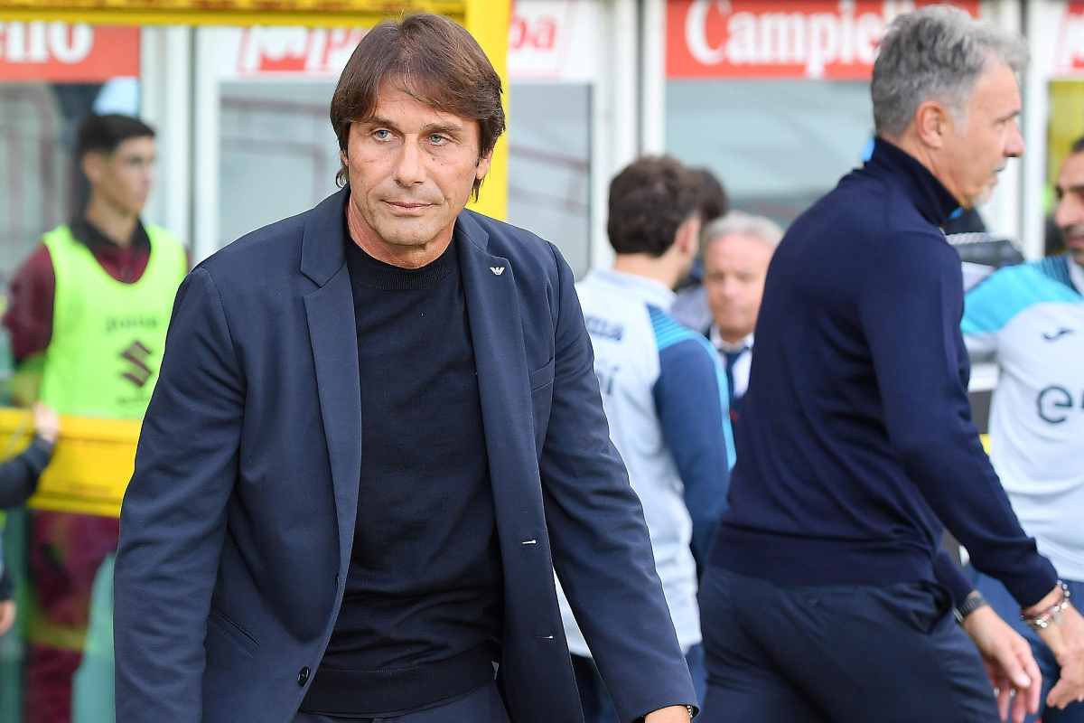 Antonio Conte pensieroso in primo piano