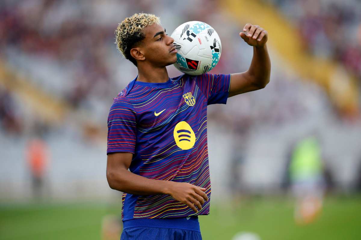 Lamine Yamal durante una fase di riscaldamento pre gara