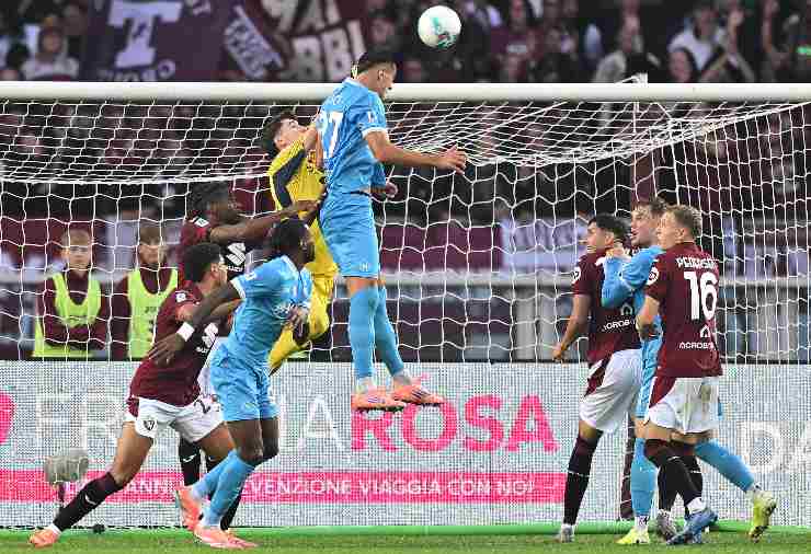 Lorenzo Lucca in uno stacco aereo durante Torino-Napoli