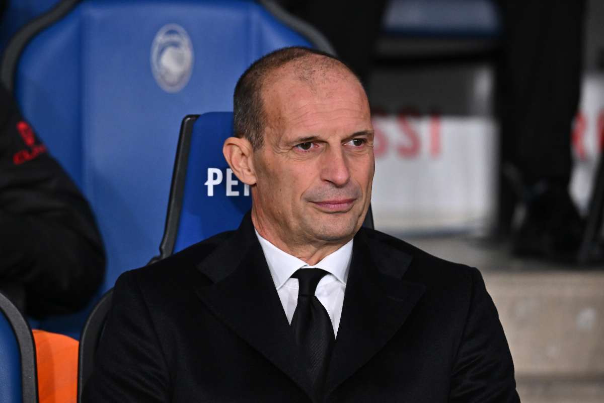 Max Allegri pensieroso in panchina