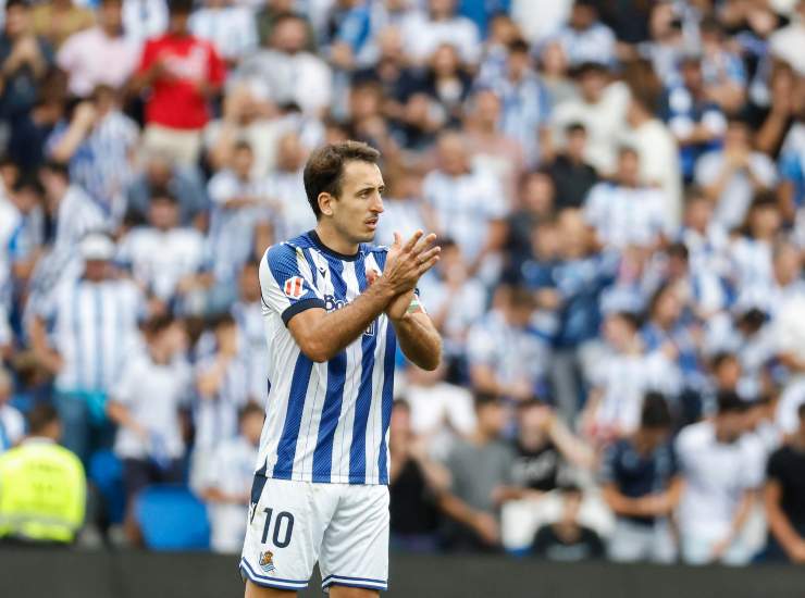 Oyarzabal applaude i compagni