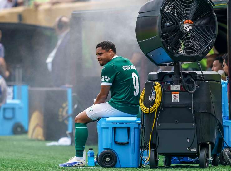 Vitor Roque che si rinfresca