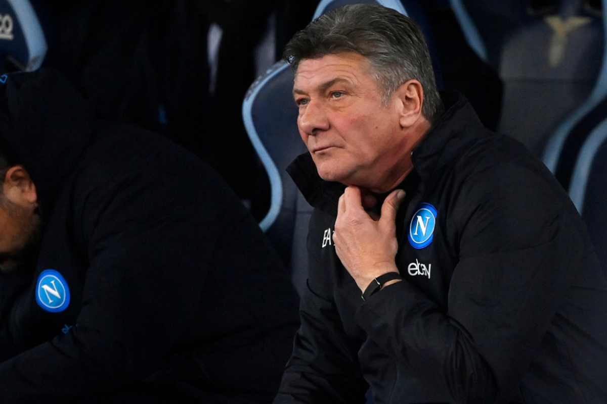 Walter Mazzarri pensieroso sulla panchina del Napoli