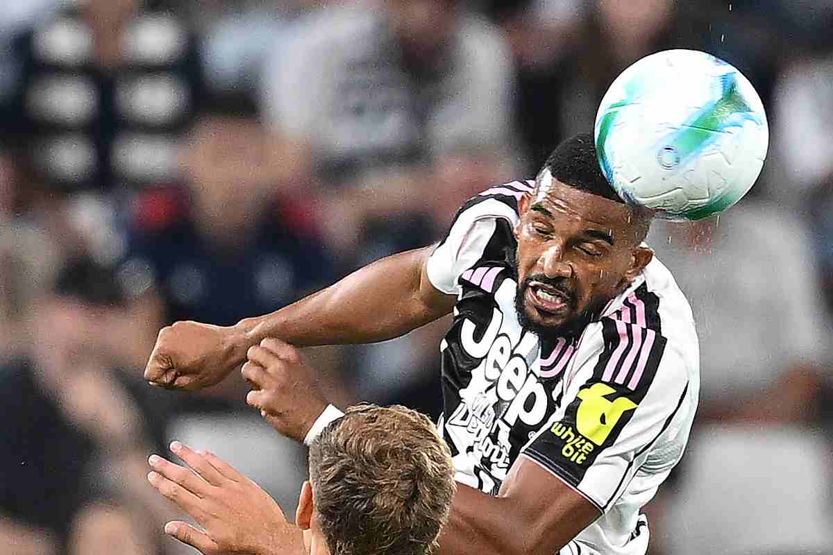 Gilson Bremer durante un'azione difensiva contro il Parma