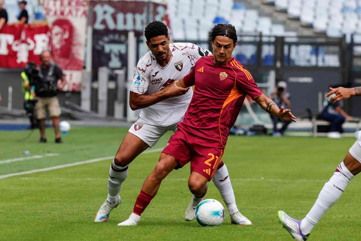 Paulo Dybala mentre cerca di andare via in dribbling nella gara col Torino
