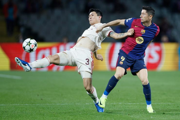 Kim Min Jae durante uno scontro con Lewandoski