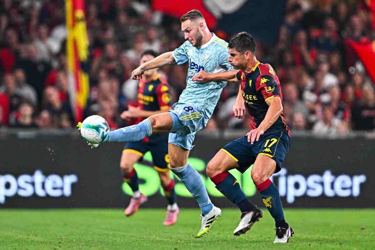 Koopmeiners mentre cerca di contrastare un avversario