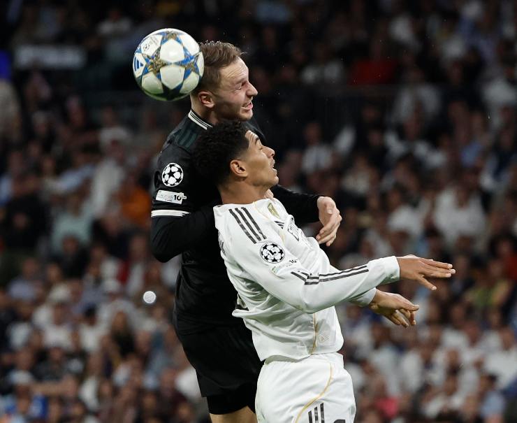 Koppmeiners mentre contrasta Bellingham del Real Madrid