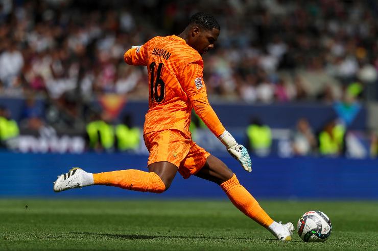 Mike Maignan mentre cerca di rilanciare l'azione