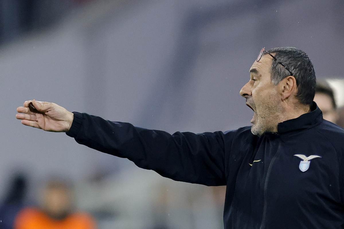 Maurizio Sarri mentre guida la sua squadra dalla panchina