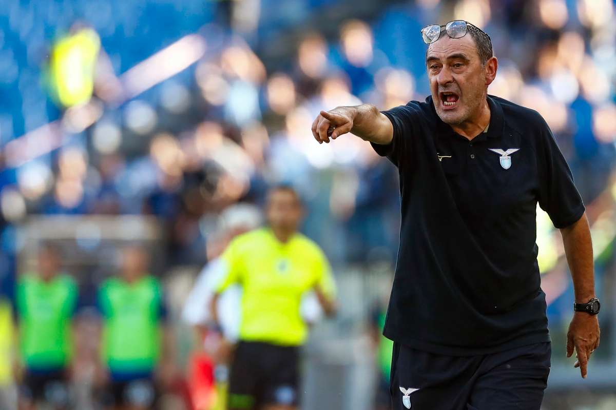 Maurizio Sarri durante un acceso confronto con l'arbitro