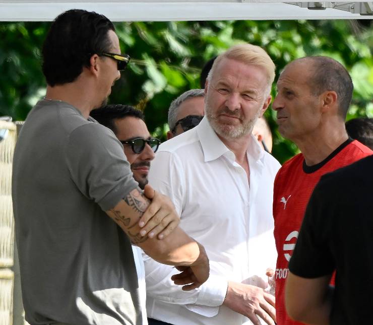 Il diesse Tare, Ibrahimovic e Allegri mentre parlano a Milanello