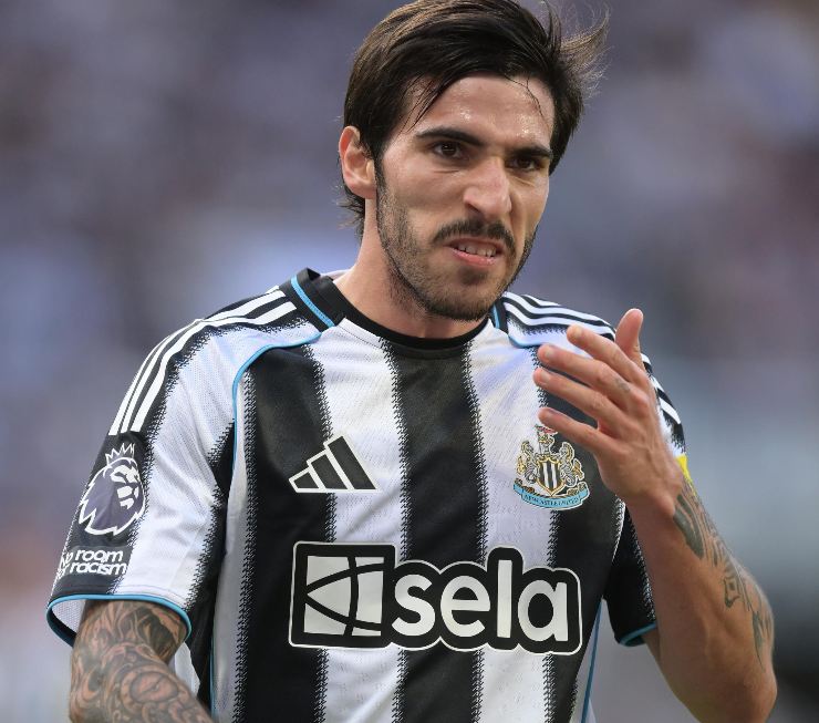 Tonali mentre gioca con la maglia del Newcastle