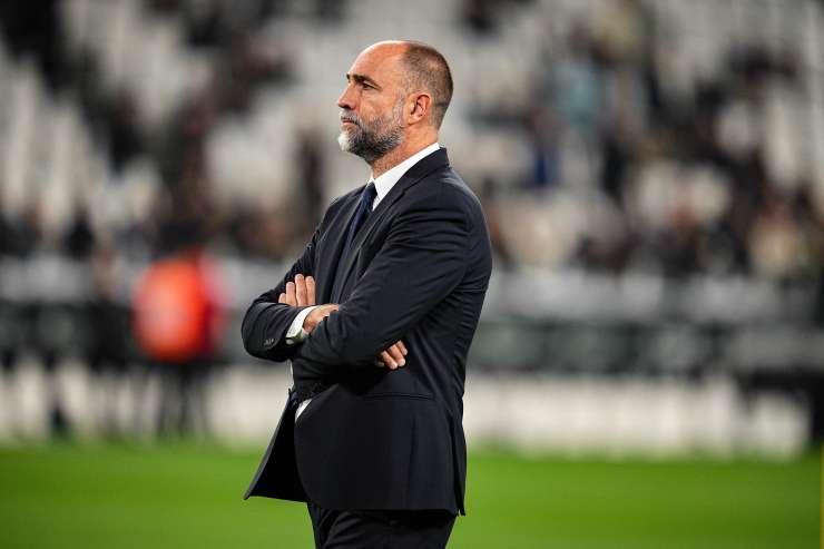 Tudor a braccia incrociate